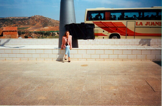 Frente al monumento al Tambor