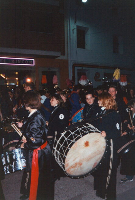 Desfile de tambores y bombos por las calles de Andorra